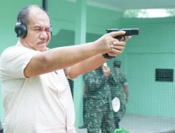 Wih! Wabup Asahan Taufik Zainal Abidin Siregar Pegang Senjata