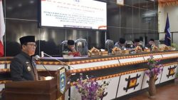 Walikota Metro, Wahdi Siradjuddin, saat menyampaikan LKPJ Tahun Anggaran 2022 di Ruang Sidang DPRD pada Rabu (19/4/2023).(Foto:Dok.Dikominfo Kota Metro)