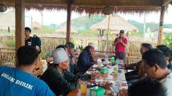 Gabungan aksi massa gerakan aktivis Lombok Barat (Lobar) saat konferensi pers di Kebun Melon Taman Ayu, Lobar, NTB, Jumat (2/5/2023). (Foto: istimewa)