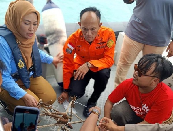 Bupati Pandeglang Irna Narulita (kiri) melaunching penanaman terumbu karang di sekitar Pulau Liwungan Pandeglang baru-baru ini (Foto: Disparbud Pandeglang)