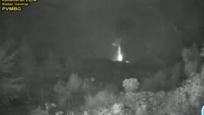 Lontarkan Abu Vulkanik 2.000 Meter, Gunung Anak Krakatau Meletus