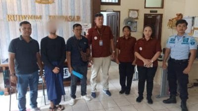 Kantor Imigrasi Kelas I TPI Denpasar langsung menindak tegas TCF (45), bule asal Amerika Serikat yang viral usai menghadang dan merusak mobil dinas Sekolah Polisi Negara (SPN) Polda Bali.