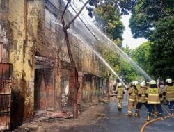 Kebakaran Landa Warkop di Kramat