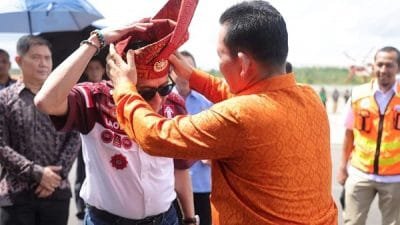 Gubernur Kepri H Ansar Ahmad, menyambut kedatangan Menkumham Yasonna Laoly di Bandara Raja Haji Fisabilillah (RHF), Tanjungpinang, Sabtu (17/6/2023). Foto:Dok.Diskominfo Kepri