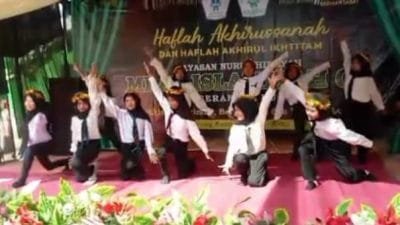 Aksi Nayla Kamea Azzara bersama teman-temannya siswi Kelas 2C Madrasah ibtidaiyah (MI) Al-Islamiyah