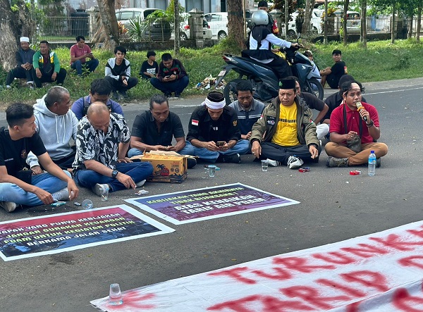 Massa aksi Lombok Barat (Lobar)