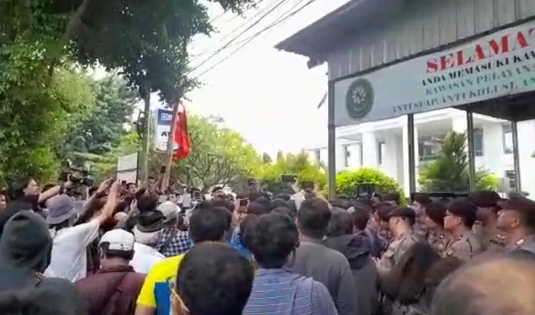 Massa berunjuk rasa di luar gerbang gedung Pengadilan Negeri (PN) Jakarta Timur saat sidang pemeriksaan Menko Marves Luhut Binsar Pandjaitan, Kamis (8/6/2023)