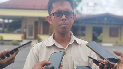 Ketua PWI Papua Barat, Bustam, saat menyampaikan keterangan kepada wartawan usai mendampingi korban membuat laporan polisi (LP) di Polresta Manokwari, Selasa (6/6/2023) Foto: istimewa