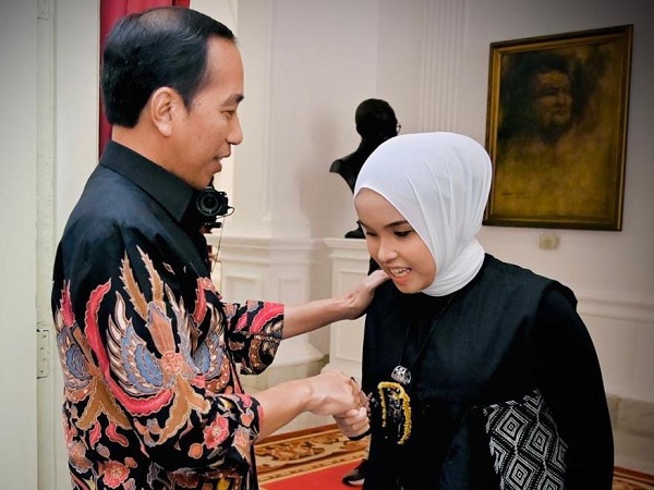 Presiden Joko Widodo (Jokowi) mengundang khusus Putri Ariani, penyanyi yang viral usai tampil di America's Got Talent ke Istana Kepresidenan, Rabu (14/6/2023).