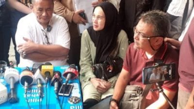 Putri Bilqis saat membeberkan kasus dugaan KDRT kepada Hotman Paris Hutapea di hadapan awak media di Kopi Johny Jakarta Utara, Kamis (1/6/2023) Foto: Erfan Sudutpandang.id)