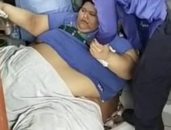Pria Berbobot 300 Kg Asal Tangerang Dievakuasi dengan Alat Berat