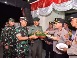 Koramil Berikan Tumpeng Untuk Polisi Dalam Rangka Hari Bhayangkara