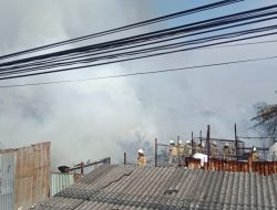 Sudin Gulkarmat Kerahkan 52 Personel Padamkan Kebakaran di Kalideres