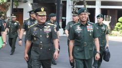 Kepala Staf Angkatan Darat (Kasad) Jenderal TNI Dudung Abdurachman menerima kunjungan kehormatan Komandan Jenderal Angkatan Darat (Kepala Staf Angkatan Darat) Philipina, Lieutenant General Romeo S Brawner Jr, di Markas Besar Angkatan Darat (Mabesad)