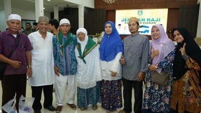 Pemkab) Asahan menyambut kepulangan jemaah haji Asahan yang tergabung pada Kloter 23 di Pendopo Rumah Dinas Bupati, pada Jumat (28/7/2023) malam.