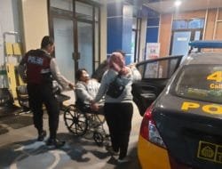 Polisi Bawa Korban Jambret ke Rumah Sakit di Jakarta Selatan