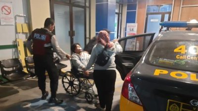 Polisi Bawa Korban Jambret ke Rumah Sakit di Jakarta Selatan