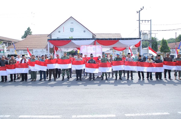 Bupati beserta Forkopimda Kabupaten Asahan membagikan Bendera Merah Putih kepada masyarakat yang melintas di Jalan HOS Cokroaminato Kisaran, Jumat (28/7/2023).