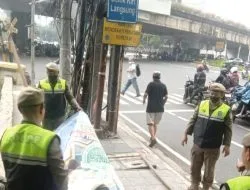 Pemprov DKI Turunkan 2.792 Atribut Partai Politik Tak Berizin