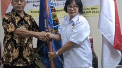 Ketua PWI Jaya Sayid Iskandarsyah (kiri) resmi melantik dan mengukuhkan Paulina Pasaribu (kanan) sebagai Ketua Koordinatoriat Wartawan Seksi Hukum PN dan Kejari Jakarta Timur di PN Jakarta Timur.