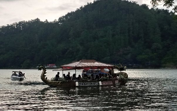 Perahu Naga di Telaga Ngebel Ponorogo