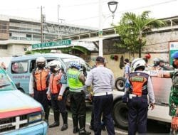 Petugas Gabungan Tertibkan Angkutan Umum di Pasar Rebo