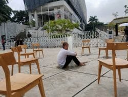 Seniman Tampilkan Koreografi Peluk Balok Es di TIM