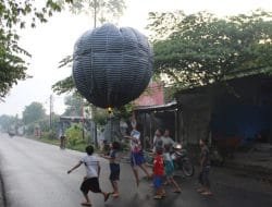 Tren Balon Udara Tradisional Pengganggu Penerbangan Turun
