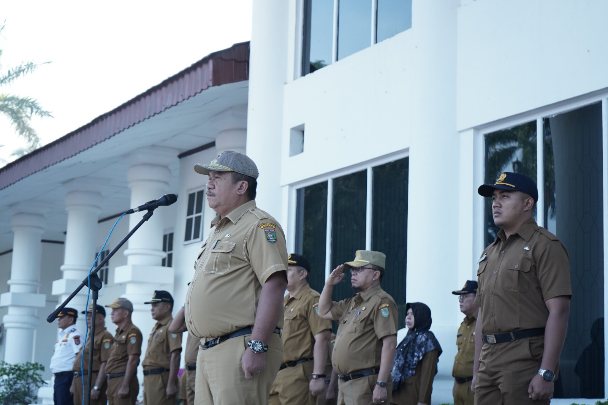 Wakil Bupati Asahan Taufik Zainal Abidin Siregar, S. Sos, M. Si, memimpin Apel Gabungan di halaman kantor Bupati.