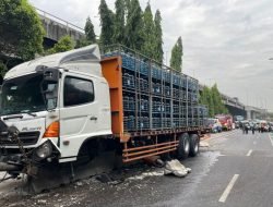 Truk Pengangkut Air Galon Tabrak Pembatas Jalan Busway