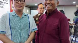 Romo Andi Rojali (kiri) bersama Dahlan Iskan saat launching buku "Teladan dari Tiongkok" di Sekretariat Perhimpunan INTI, Jakarta, Sabtu (19/8/2023).