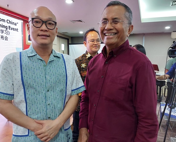Romo Andi Rojali (kiri) bersama Dahlan Iskan saat launching buku "Teladan dari Tiongkok" di Sekretariat Perhimpunan INTI, Jakarta, Sabtu (19/8/2023).