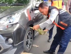 Dishub DKI Jakarta Derek 13 Mobil Parkir Liar