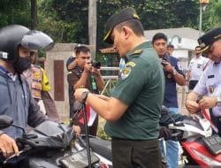 Forkopimda Jakbar Bagikan 40 Ribu Bendera Merah Putih