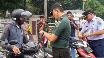 Forkopimda Jakbar Bagikan 40 Ribu Bendera Merah Putih