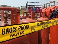 Petugas Pasang Garis Polisi Pada Puluhan Tabung Gas