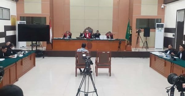 Haris Azhar dan Fatia Maulidiyanti menjalani persidangan sebagai terdakwa kasus dugaan pencemaran nama baik terhadap Luhut Binsar Pandjaitan di PN Jaktim.