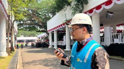 Petugas PLN siaga mengawal berjalannya upacara pengibaran bendera pusaka dalam rangka Hari Ulang Tahun ke-78 Kemerdekaan Republik Indonesia