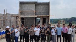 HR Agung Laksono (tengah baju putih) berfoto bersama dengan latar belakang bangunan rumah contoh bersubsidi di Natar, Kabupaten Lampung Selatan Provinsi Lampung, Rabu 23/8/2023. (Foto: HMS/A. Ristanto).