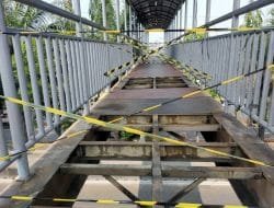 Empat Lembar Lantai Besi JPO Sahabat di Cengkareng Hilang