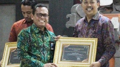 Kakanwil DJPb Bali, Teguh Dwi Nugroho menyerahkan penghargaan kepada Kakanwil Kemenkumham Bali Anggiat, Napitupulu.