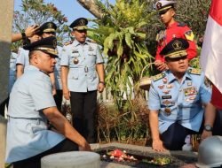 Kanwil Kumham DKI Tabur Bunga di Makam Pahlawan