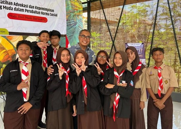 Pengacara Senior TM Luthfi Yazid (belakang, berkacamata) usai memberikan motivasi pada "Pelatihan advokasi dan kepemimpinan anak muda dalam perubahan norma sosial" di Jember, Jawa Timur baru-baru ini (Foto: Dok. Luthfi Yazid)