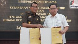 Kajari Jaktim Dr. Dwi Antoro, S.H., M.H., (kiri) dan Dirut Perumda Pasar Jaya Agus Himawan Widiyanto (kanan) menandatangani MoU di Aula Kejari Jaktim, Rabu (30/8/2023)