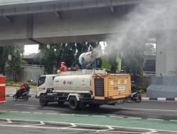 Jakbar Kerahkan 50 Kendaraan Siram Jalan S Parman