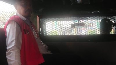 Pidsus Kejari Jaktim) melakukan penahanan terhadap AK, tersangka dugaan perkara tindak pidana korupsi (Tipikor) pengadaan alat angkutan darat bermotor lift pembangunan pengembangan rehabilitasi Gedung RSUD atau RSKD Pasar Rebo.