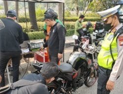 Tim Gabungan Jakbar Lakukan Uji Emisi Kendaran