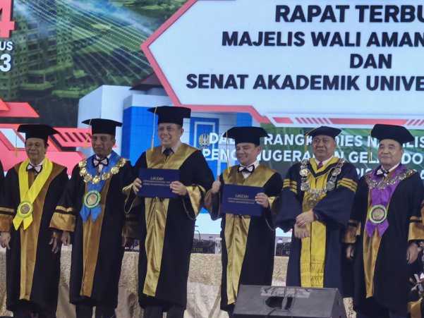 Sekretaris Jenderal (Sekjen) Kementerian Hukum dan HAM (Kemenkumham), Komjen Pol. Andap Budhi Revianto menerima Penganugerahan Gelar Doktor Kehormatan (Honoris Causa) dari Universitas Negeri Surabaya (Unesa).