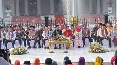 Presiden Jokowi membuka Istana Berkebaya