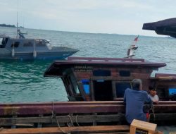 Tabrak Karang di Batam, ABK Kapal Kandas Dievakuasi TNI AL